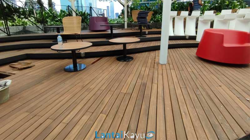 desain decking kayu solid outdoor minimalis