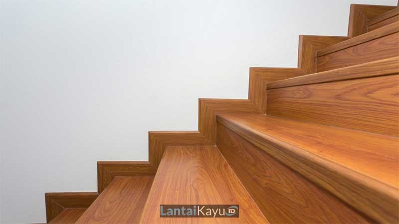 kelebihan menggunakan tangga kayu ketimbang tangga besi atau beton