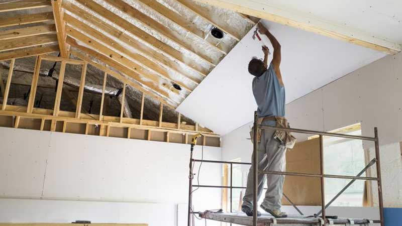 lebih mudah memasangkan plafon kayu atau plafon PVC
