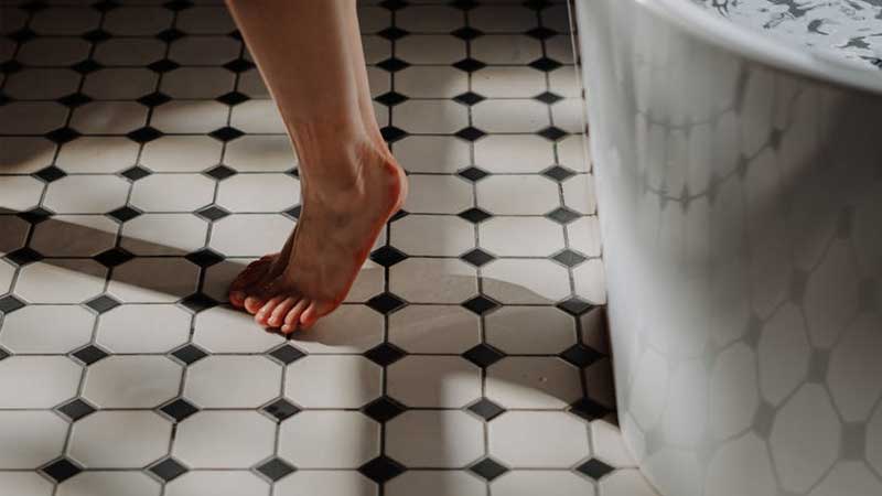 tips mencegah lantai kamar mandi licin