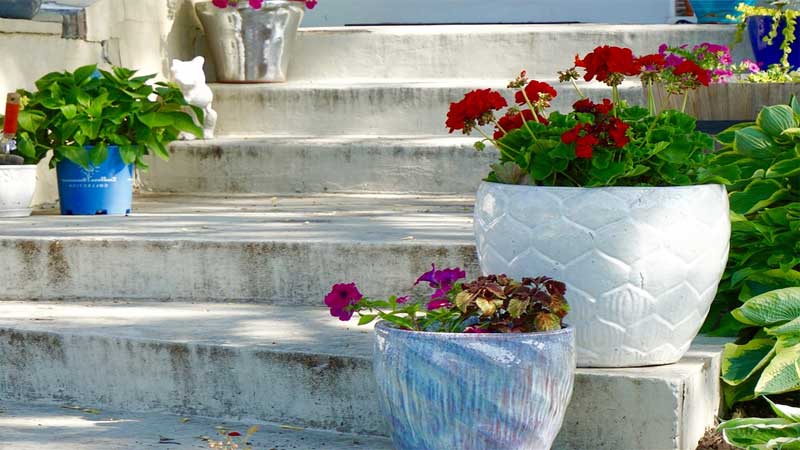hiasi tangga rumah dengan pot bunga