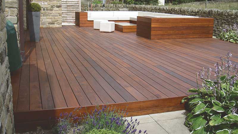 rekomendasi taman depan rumah menggunakan decking kayu outdoor
