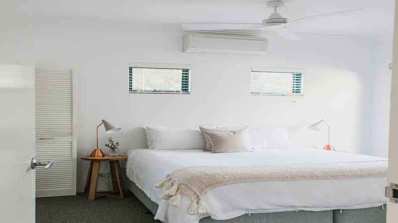 warna cat putih menghasilkan kesan luas pada kamar tidur minimalis